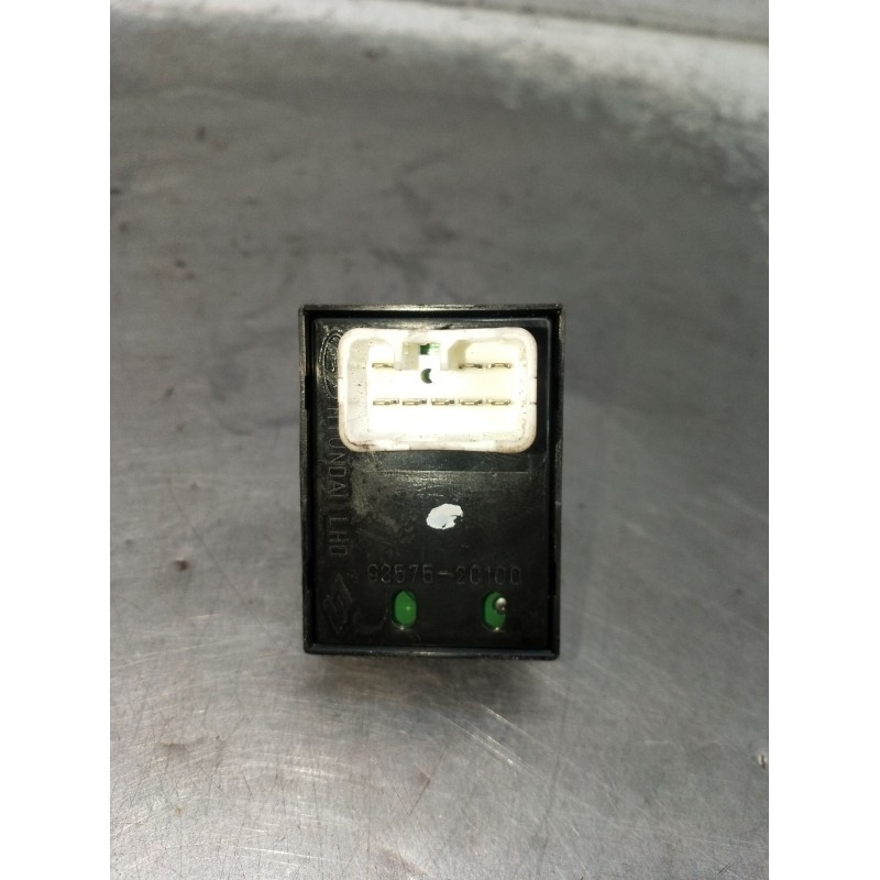 Recambio de mando elevalunas delantero derecho para hyundai coupe ii (gk) 2.0 referencia OEM IAM 935752C100  02 3P