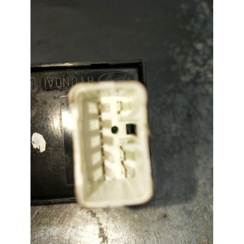 Recambio de mando elevalunas delantero derecho para hyundai coupe ii (gk) 2.0 referencia OEM IAM 935752C100  02 3P