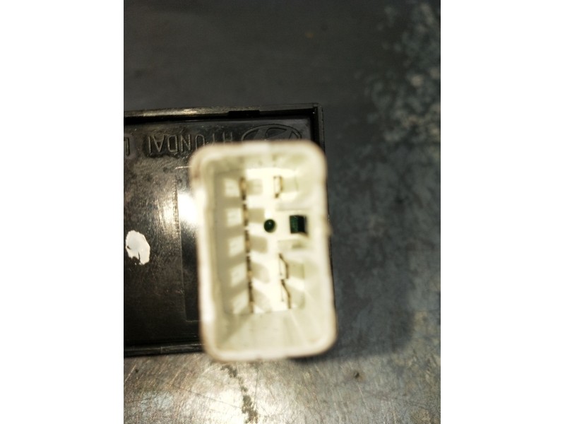 Recambio de mando elevalunas delantero derecho para hyundai coupe ii (gk) 2.0 referencia OEM IAM 935752C100  02 3P