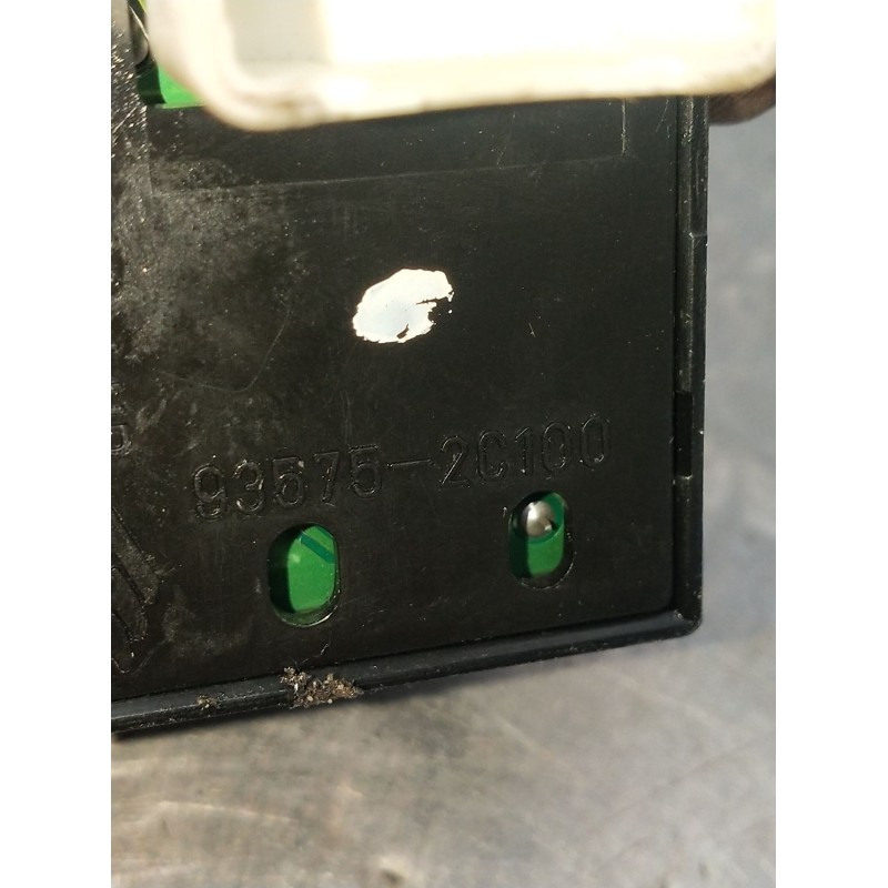 Recambio de mando elevalunas delantero derecho para hyundai coupe ii (gk) 2.0 referencia OEM IAM 935752C100  02 3P