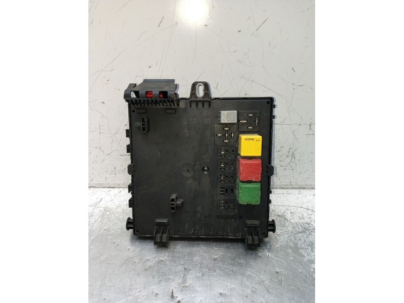 Recambio de caja reles / fusibles para opel vectra c station wagon (z02) 1.9 cdti (f35) referencia OEM IAM 13205776 519164008 03