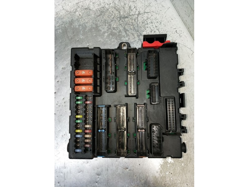 Recambio de caja reles / fusibles para opel vectra c station wagon (z02) 1.9 cdti (f35) referencia OEM IAM 13205776 519164008 03
