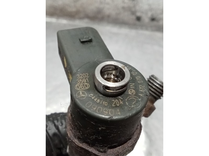 Recambio de inyector para jeep gr.cherokee (wj/wg) 2.7 crd limited referencia OEM IAM 0445110204 A6120700587 BOSCH