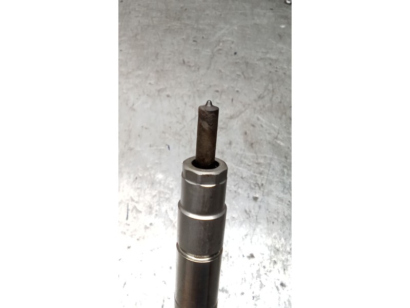 Recambio de inyector para land rover discovery v (l462) 2.0 sd4 4x4 referencia OEM IAM G4D39K546BB 0445110701 BOSCH