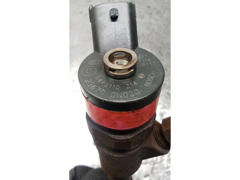 Recambio de inyector para toyota yaris (ncp1/nlp1/scp1) 1.4 turbodiesel cat referencia OEM IAM 0445110214 236700N020 BOSCH