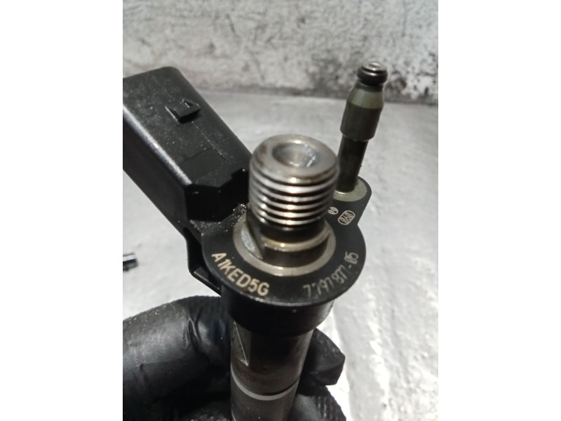 Recambio de inyector para bmw 5 (e60) 520 d referencia OEM IAM 779787705 0445116 BOSCH