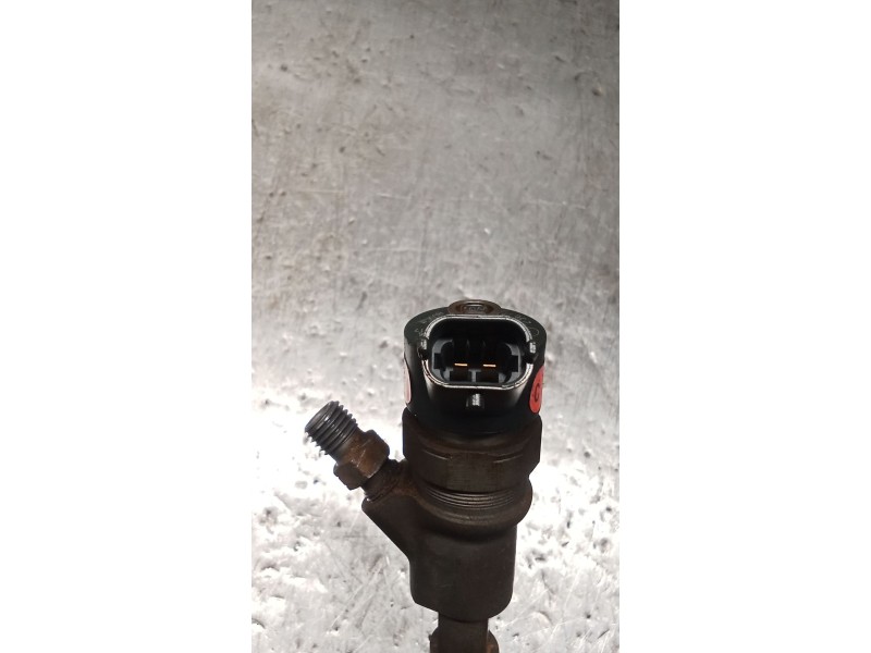 Recambio de inyector para toyota yaris (ncp1/nlp1/scp1) 1.4 turbodiesel cat referencia OEM IAM 0445110214 236700N020 BOSCH