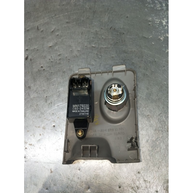 Recambio de mando elevalunas delantero derecho para mitsubishi l200 / triton (ka_t, kb_t) 2.5 di-d 4wd (kb4t) referencia OEM IAM