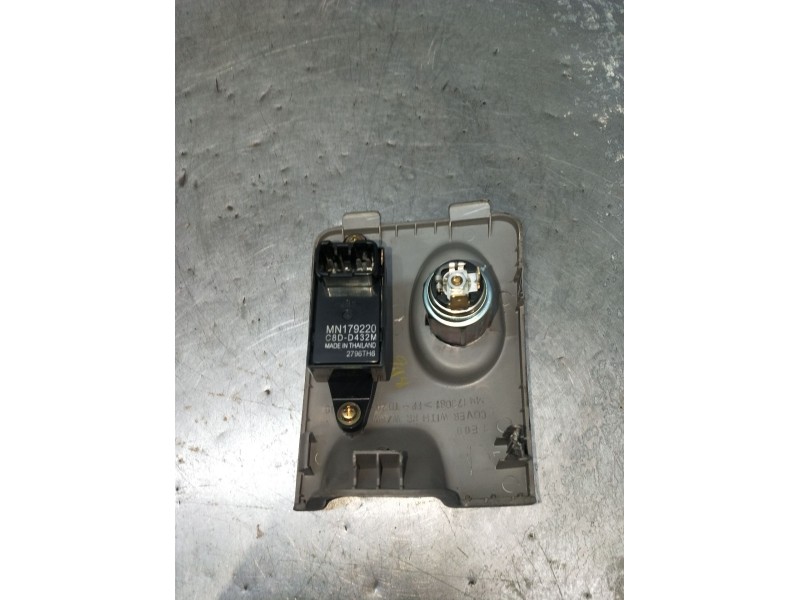 Recambio de mando elevalunas delantero derecho para mitsubishi l200 / triton (ka_t, kb_t) 2.5 di-d 4wd (kb4t) referencia OEM IAM