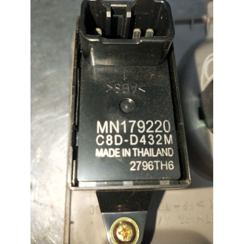 Recambio de mando elevalunas delantero derecho para mitsubishi l200 / triton (ka_t, kb_t) 2.5 di-d 4wd (kb4t) referencia OEM IAM