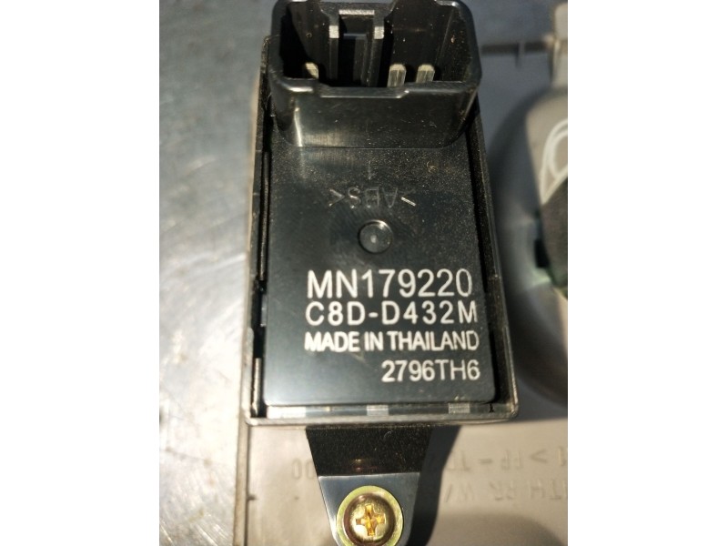 Recambio de mando elevalunas delantero derecho para mitsubishi l200 / triton (ka_t, kb_t) 2.5 di-d 4wd (kb4t) referencia OEM IAM