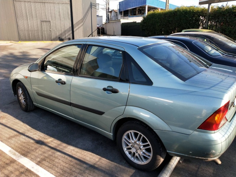 ford focus berlina (cak) del año 2001