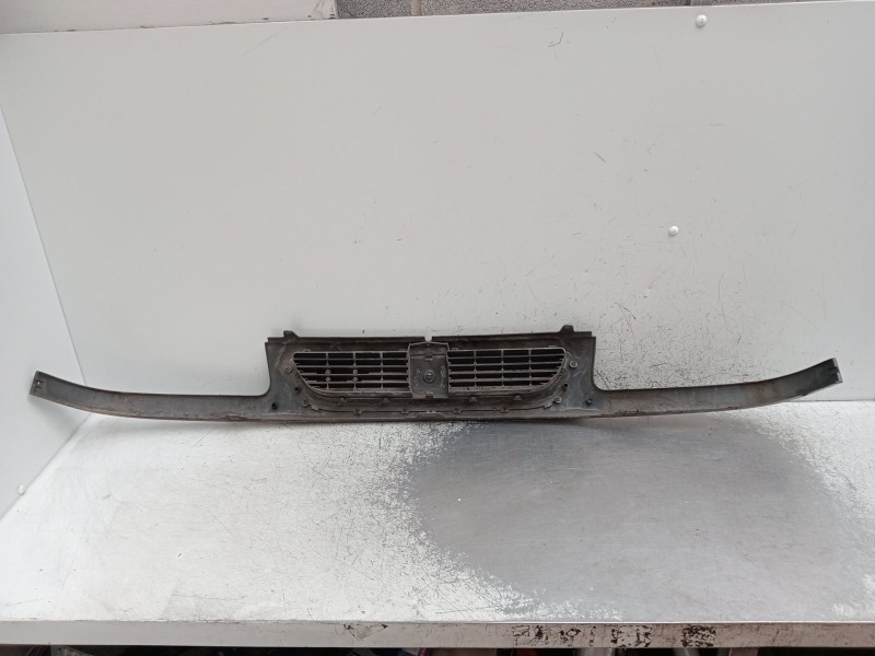 Recambio de rejilla delantera para seat toledo i (1l2) 1.9 tdi referencia OEM IAM   1996