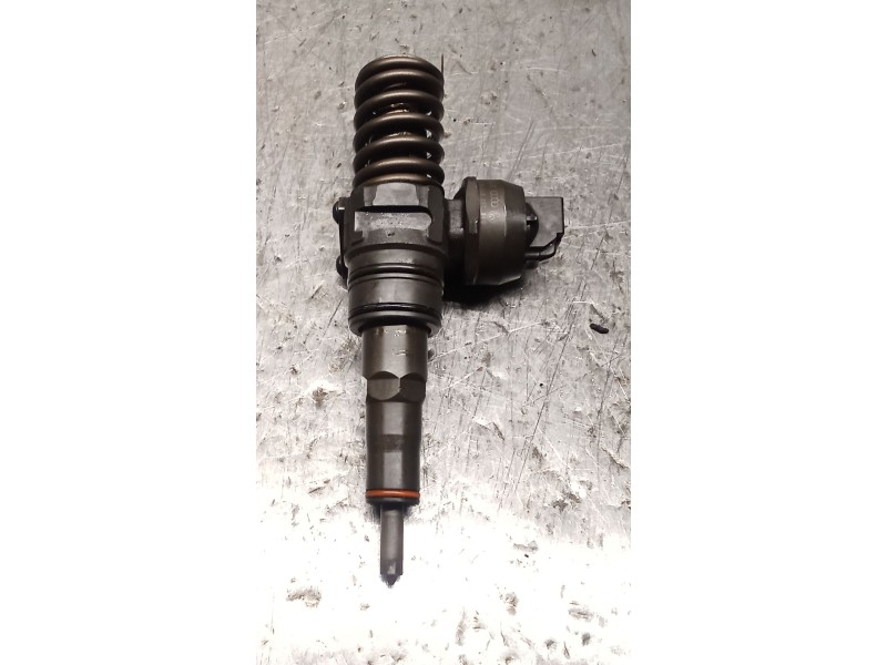 Recambio de inyector para volkswagen golf v (1k1) 1.9 tdi referencia OEM IAM 038130073AG 0414720215 BOSCH