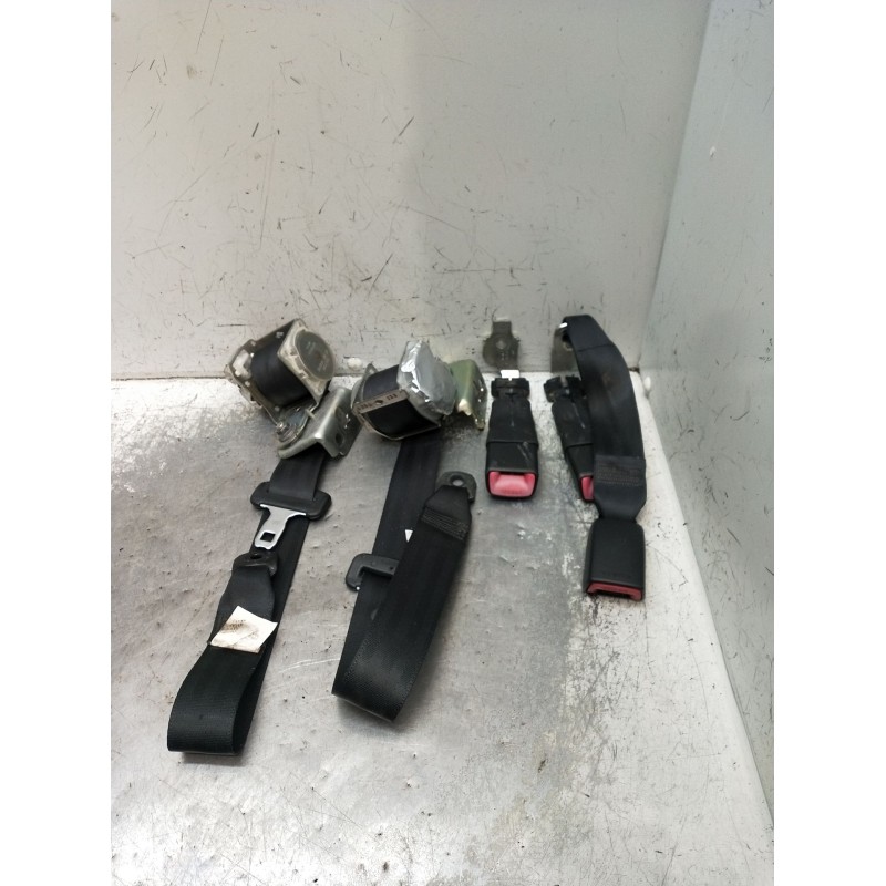 Recambio de juego cinturones trasero para toyota auris (_e15_) 1.4 d-4d (nde150_) referencia OEM IAM  5P 2006