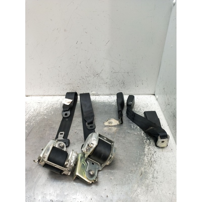 Recambio de juego cinturones trasero para toyota auris (_e15_) 1.4 d-4d (nde150_) referencia OEM IAM  5P 2006