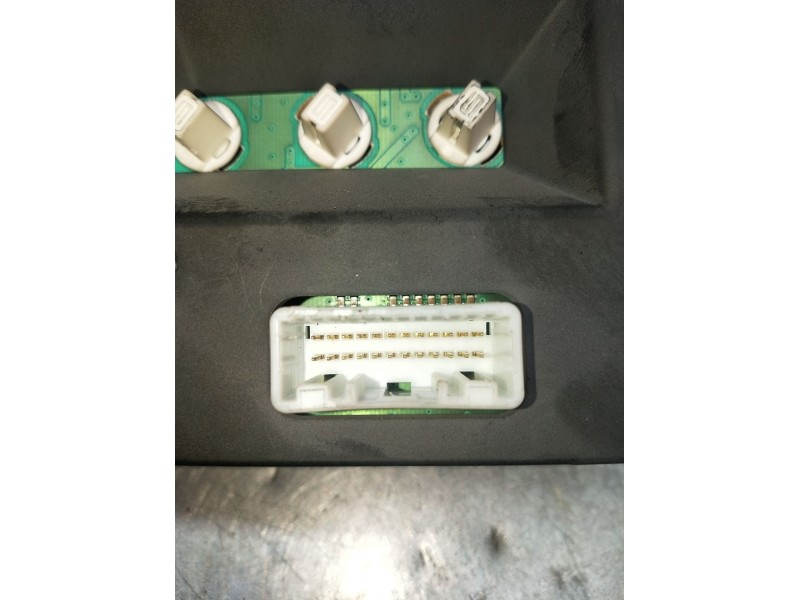 Recambio de pantalla multifuncion para nissan almera ii hatchback (n16) 1.5 dci referencia OEM IAM 28090BU701A 21677652 NS013245