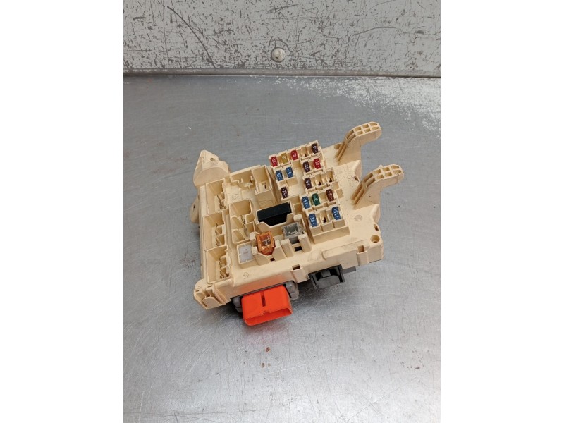 Recambio de caja reles / fusibles para toyota corolla (_e11_) 1.4 16v (zze111_) referencia OEM IAM 8264112150 2410000100 2000