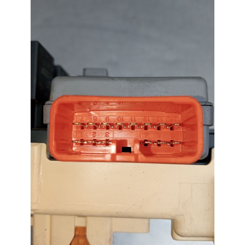 Recambio de caja reles / fusibles para toyota corolla (_e11_) 1.4 16v (zze111_) referencia OEM IAM 8264112150 2410000100 2000