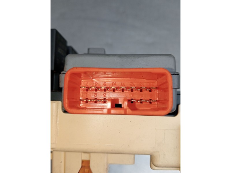 Recambio de caja reles / fusibles para toyota corolla (_e11_) 1.4 16v (zze111_) referencia OEM IAM 8264112150 2410000100 2000