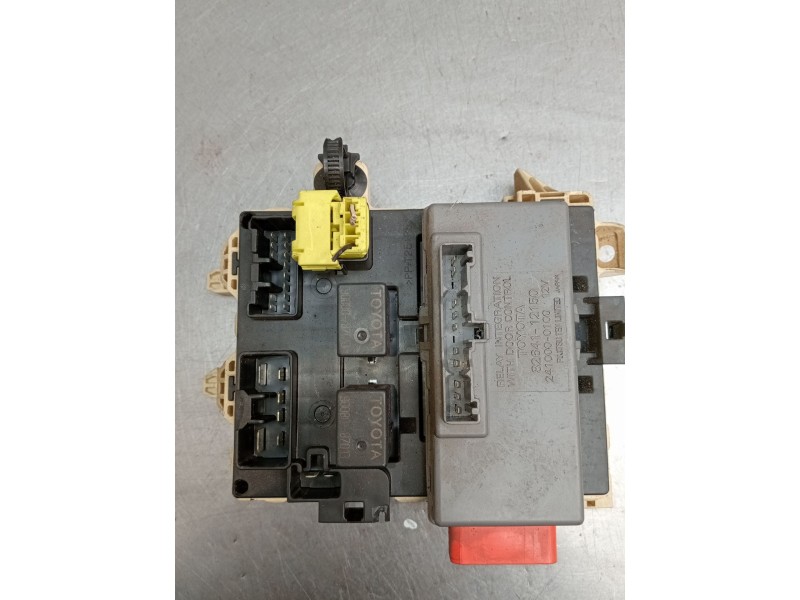 Recambio de caja reles / fusibles para toyota corolla (_e11_) 1.4 16v (zze111_) referencia OEM IAM 8264112150 2410000100 2000