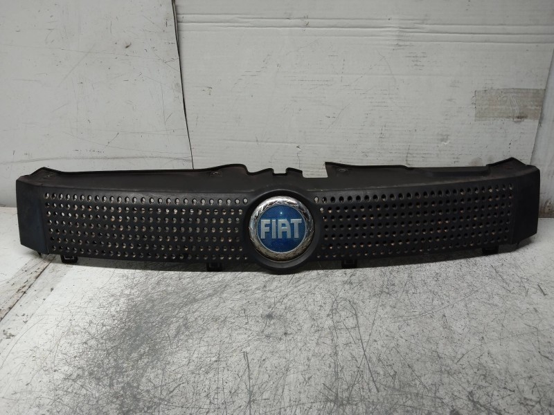 Recambio de rejilla delantera para fiat panda (169) 1.1 8v active referencia OEM IAM 735314236  