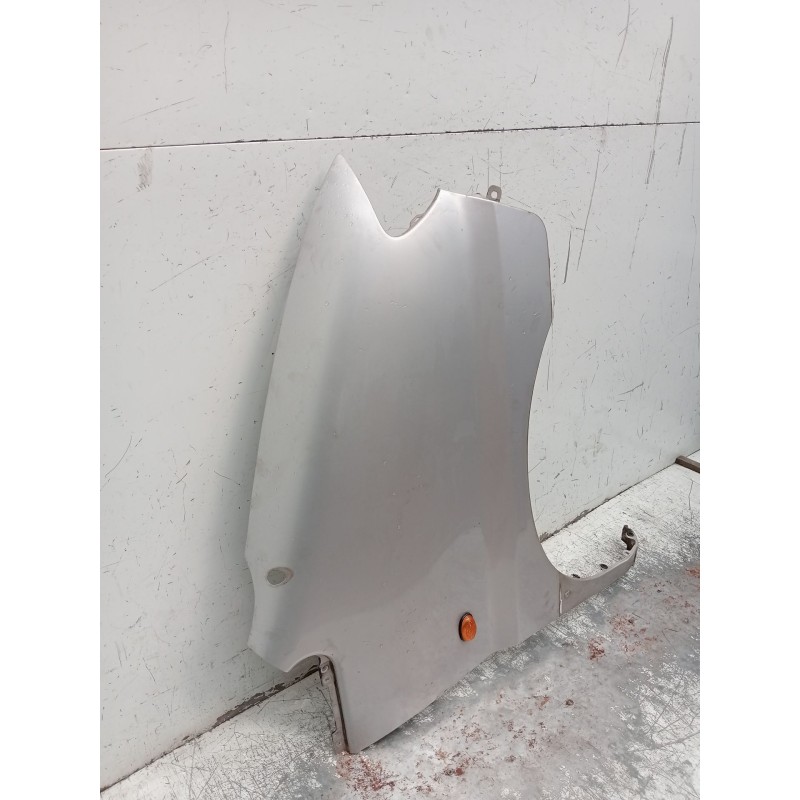 Recambio de aleta delantera derecha para hyundai h-1 / starex autobús (a1) 2.5 crdi referencia OEM IAM   