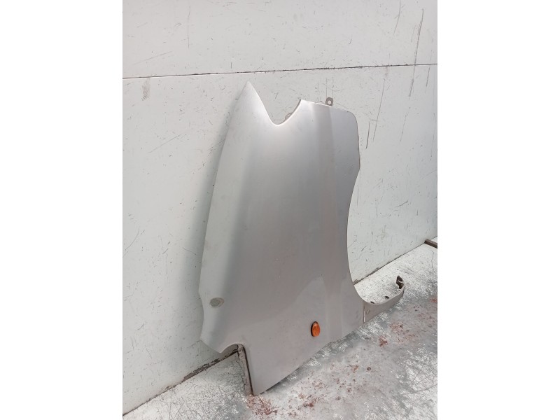 Recambio de aleta delantera derecha para hyundai h-1 / starex autobús (a1) 2.5 crdi referencia OEM IAM   