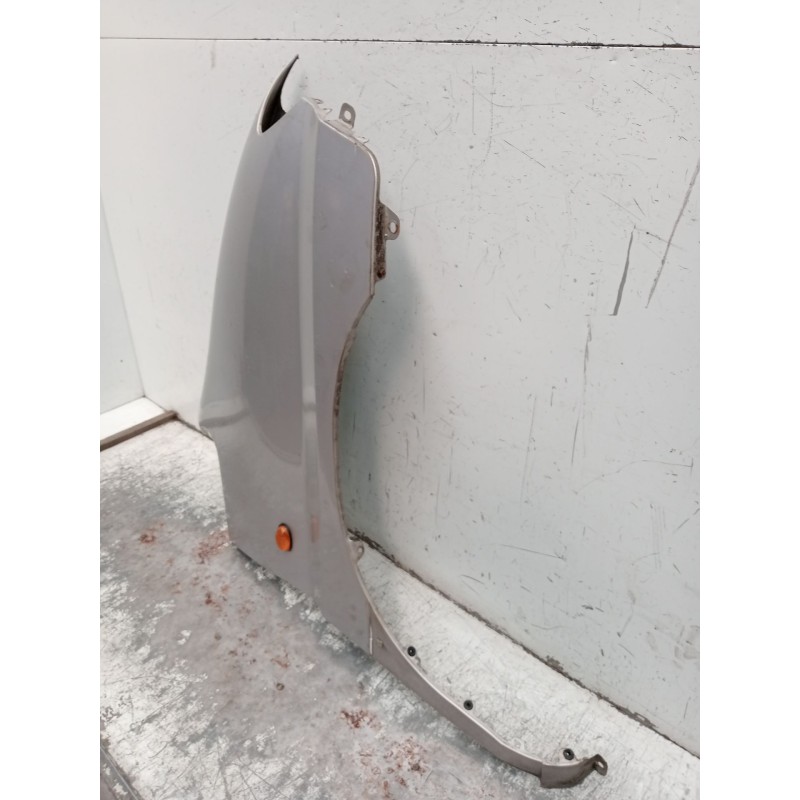 Recambio de aleta delantera derecha para hyundai h-1 / starex autobús (a1) 2.5 crdi referencia OEM IAM   