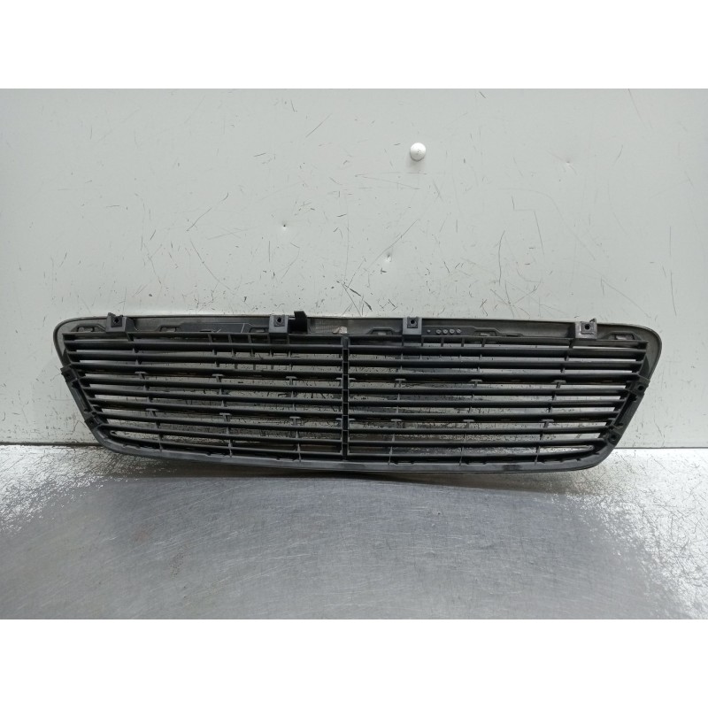 Recambio de rejilla delantera para mercedes-benz clase c (w203) c 220 cdi (203.006) referencia OEM IAM   2000
