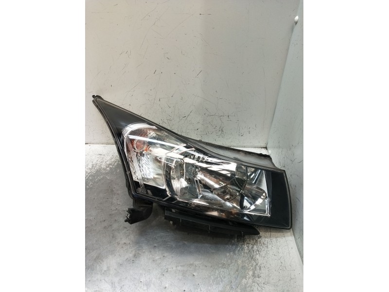 Recambio de faro derecho para chevrolet cruze (j300) 1.8 referencia OEM IAM   