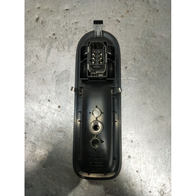 Recambio de mando elevalunas delantero derecho para renault twingo ii (cn0_) 1.2 (cn0d) referencia OEM IAM 8200356517B 3P 2007