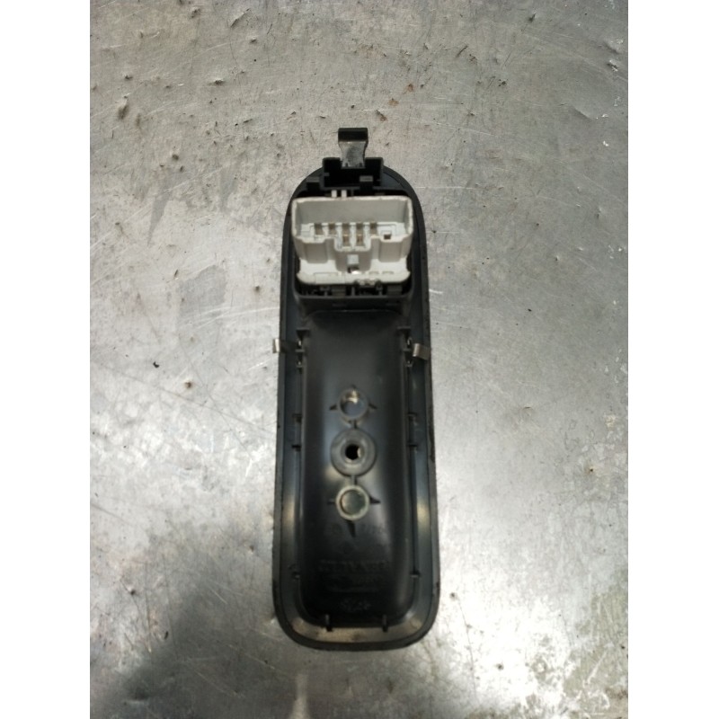 Recambio de mando elevalunas delantero izquierdo para renault twingo ii (cn0_) 1.2 (cn0d) referencia OEM IAM 8200356513 3P 2007
