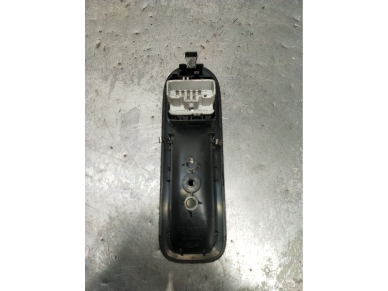 Recambio de mando elevalunas delantero izquierdo para renault twingo ii (cn0_) 1.2 (cn0d) referencia OEM IAM 8200356513 3P 2007
