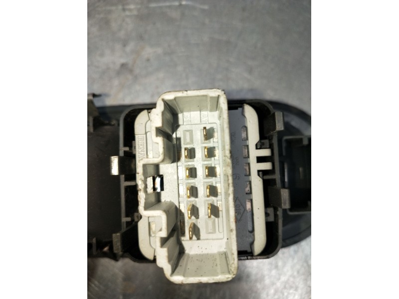Recambio de mando elevalunas delantero izquierdo para renault twingo ii (cn0_) 1.2 (cn0d) referencia OEM IAM 8200356513 3P 2007