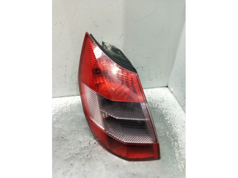 Recambio de piloto trasero izquierdo para renault scénic ii (jm0/1_) 1.5 dci (jm0f) referencia OEM IAM 8200127704  