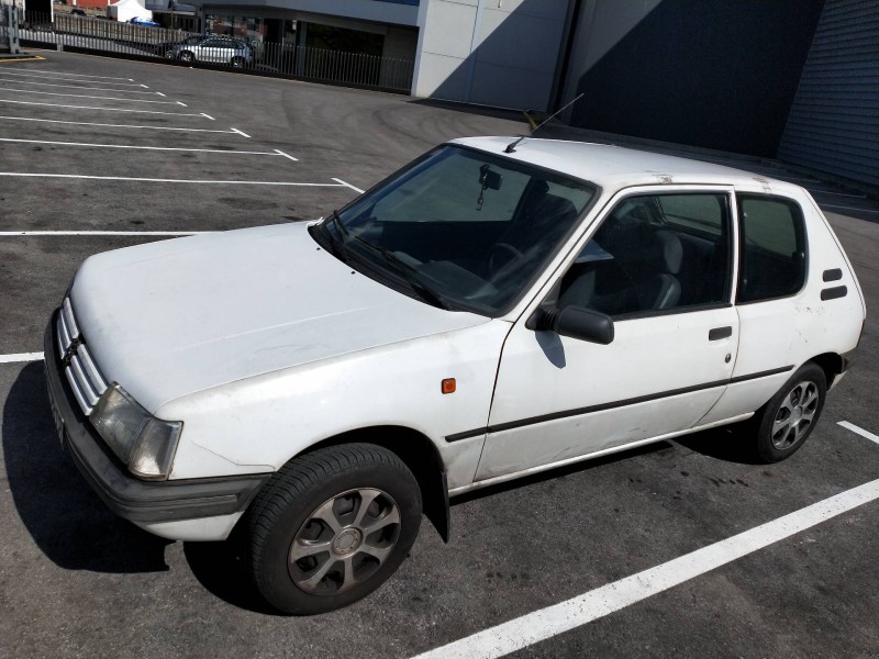 peugeot 205 berlina del año 1998