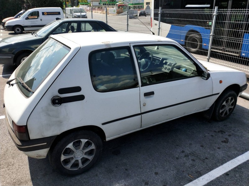 peugeot 205 berlina del año 1998