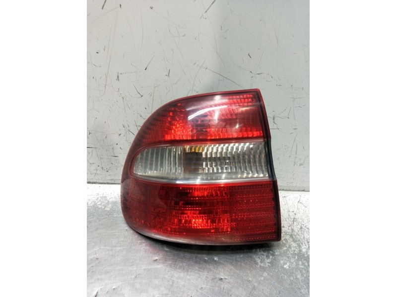 Recambio de piloto trasero izquierdo para volvo v40 station wagon (645) 1.9 di referencia OEM IAM   2000