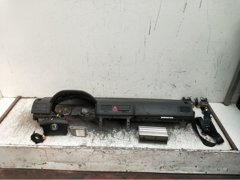 Recambio de kit airbag para skoda octavia i (1u2) 1.6 referencia OEM IAM 1C0909601  2000