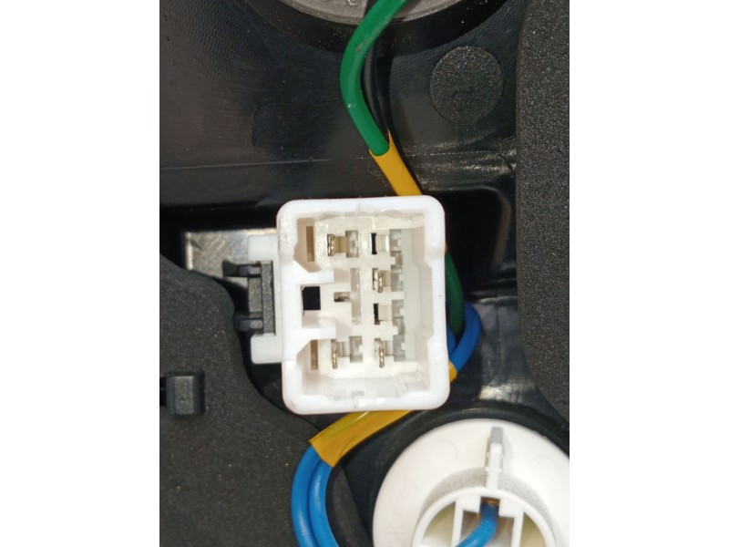 Recambio de piloto trasero izquierdo interior para kia carens iv 1.7 crdi referencia OEM IAM   2013