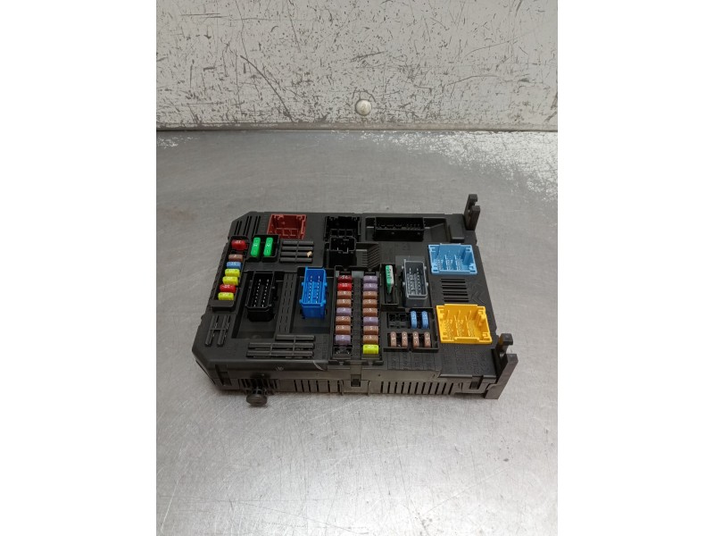 Recambio de caja reles / fusibles para opel corsa f referencia OEM IAM 983070768000 BSIEL3 0652065382 2019