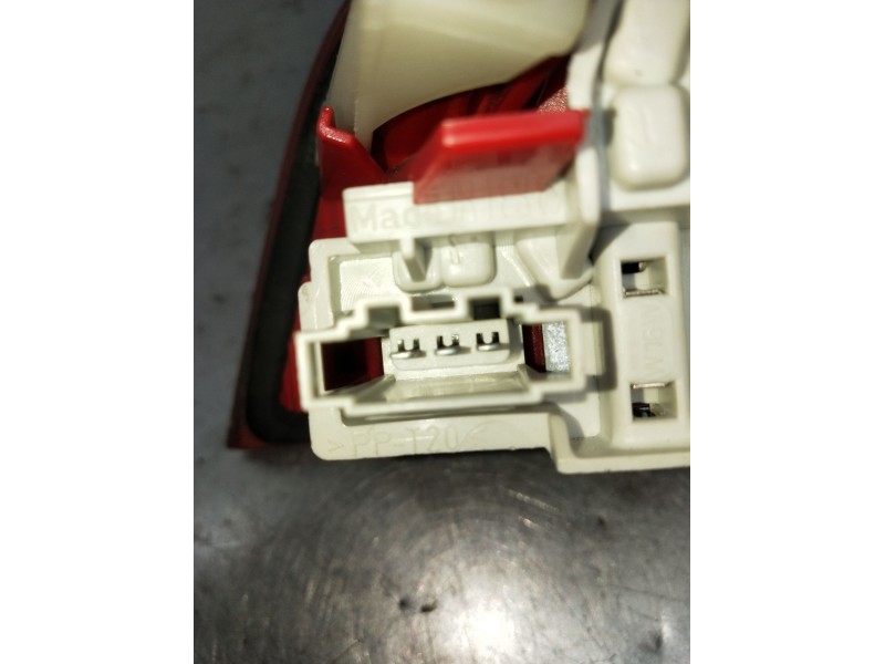 Recambio de piloto trasero izquierdo interior para audi a3 sportback (8pa) 2.0 tdi referencia OEM IAM 8P4945093198  2007