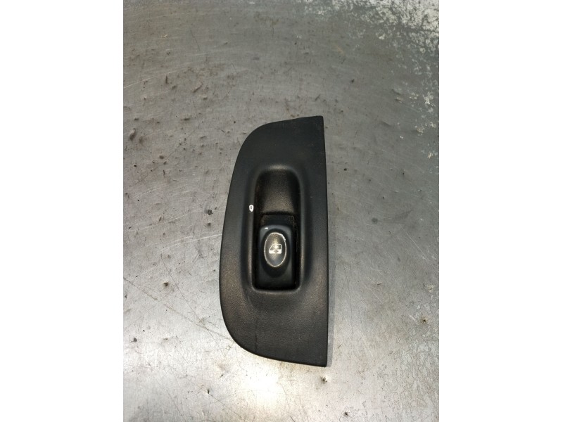 Recambio de mando elevalunas delantero derecho para renault megane i classic (la0/1_) 1.9 dti (la1u) referencia OEM IAM 82001817