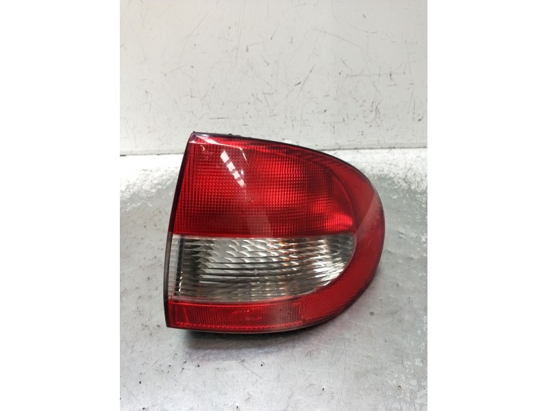 Recambio de piloto trasero derecho para renault megane i classic (la0/1_) 1.9 dti (la1u) referencia OEM IAM 67733880  1999