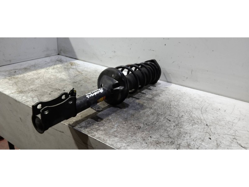 Recambio de amortiguador trasero izquierdo para toyota avensis berlina (t 22) 1.6 luna (5-ptas.) referencia OEM IAM   