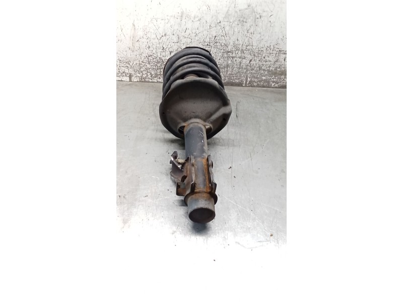 Recambio de amortiguador delantero derecho para nissan serena (c23) 2.3 d referencia OEM IAM   92