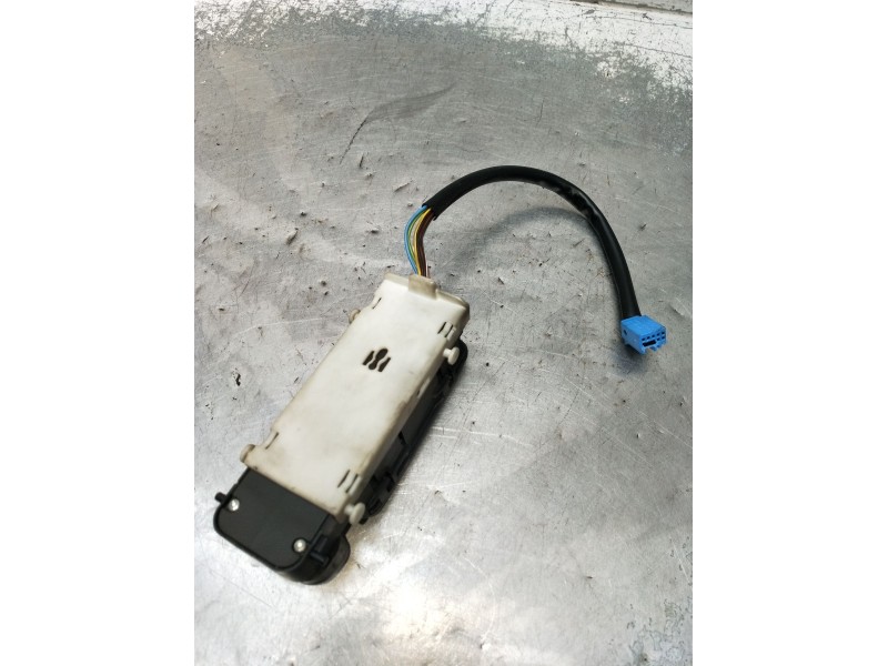 Recambio de mando elevalunas delantero izquierdo para mercedes-benz clase c (w203) c 220 cdi (203.006) referencia OEM IAM A20382