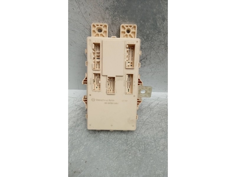 Recambio de caja reles / fusibles para ssangyong tivoli 1.6 turbodiesel cat referencia OEM IAM 8215035030  