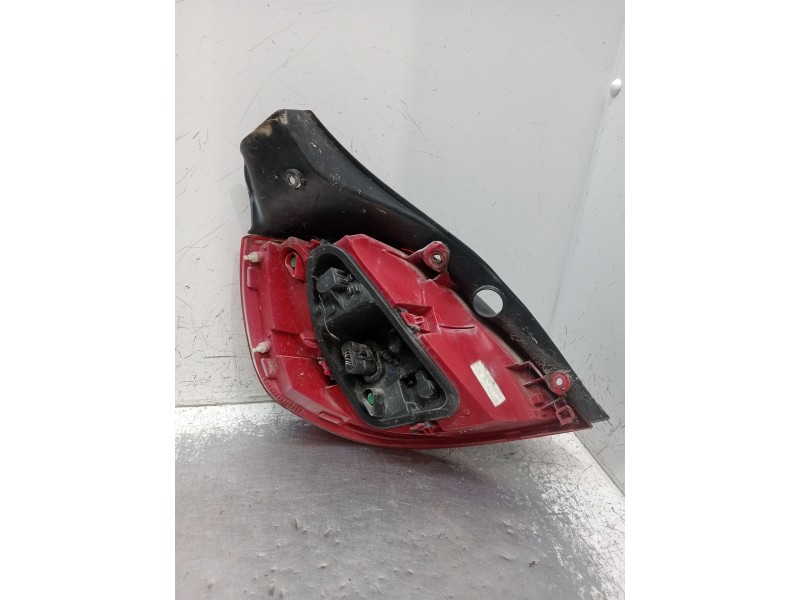 Recambio de piloto trasero derecho para renault clio iii (br0/1, cr0/1) 1.5 dci (br17, cr17) referencia OEM IAM 8200776050  2009